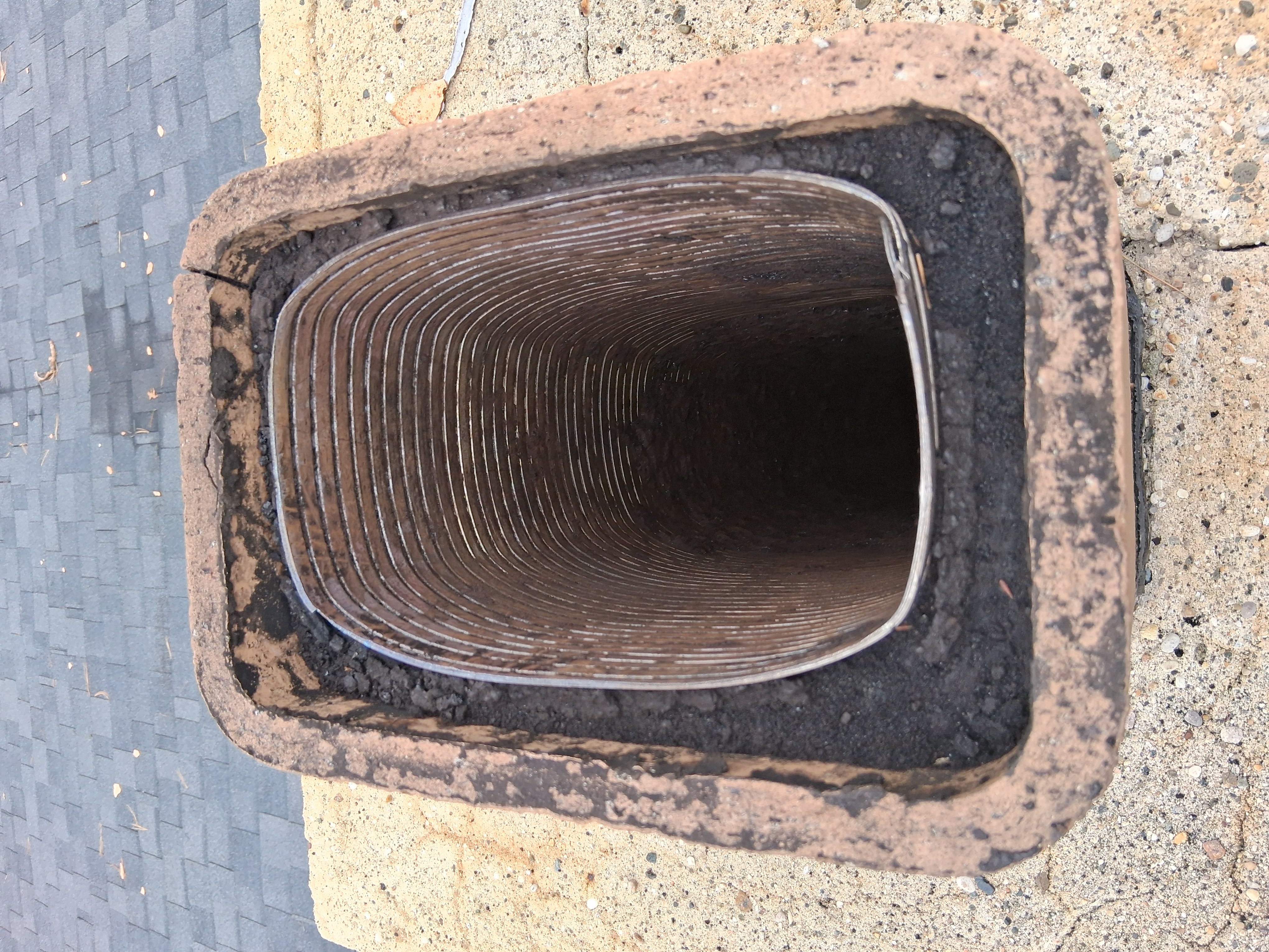 Roof edge and gutter